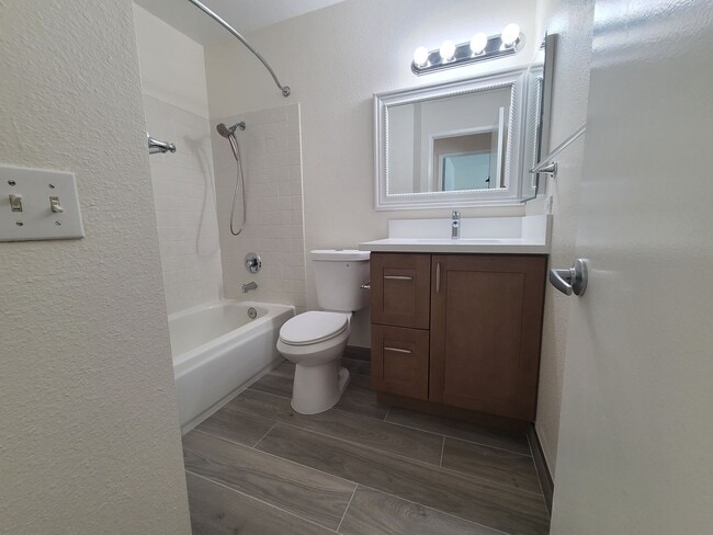 Building Photo - Spacious Two story 3 bed 2.5 baths + 2 car garage in great school district.