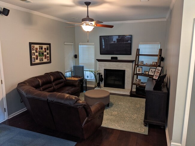 Building Photo - 3 bed 2.5 bath, Walk to Blakeney