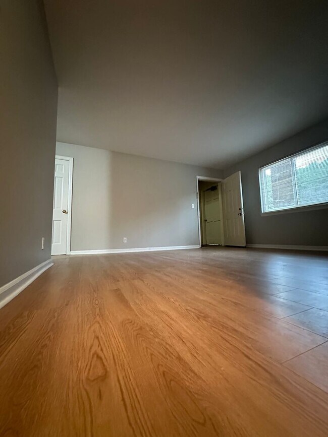 Building Photo - 3340 Pinewood Ave