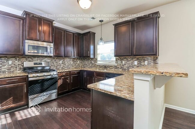 Building Photo - 1700 Summit Village Ln