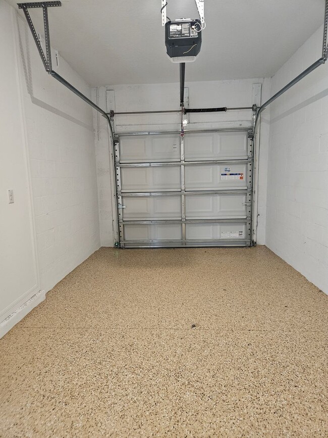 Building Photo - Townhome in The Townhomes of River Landing