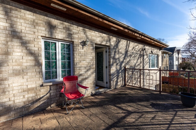 Building Photo - 4716 N Kilbourn Ave