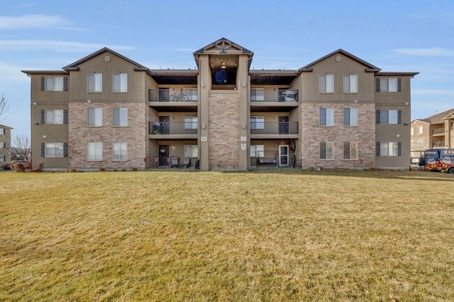 Building Photo - 3561-3585 E Rock Creek Rd