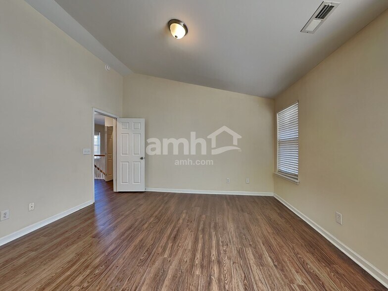 Building Photo - 204 Cloverdale Dr