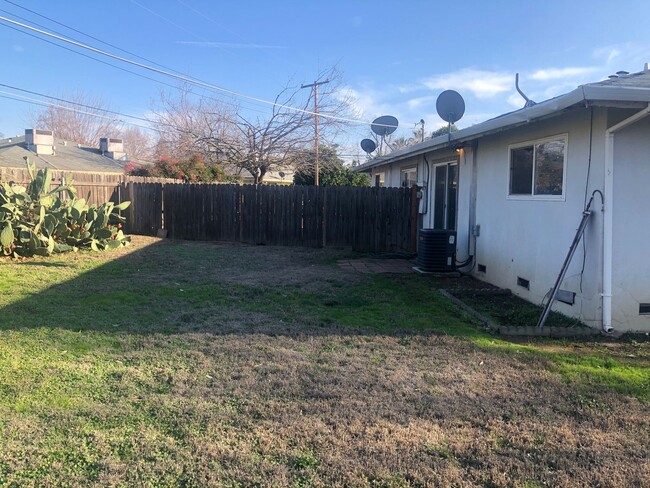 Building Photo - 3 Bedroom 2 Bath 1/2 Plex in Rancho Cordov...