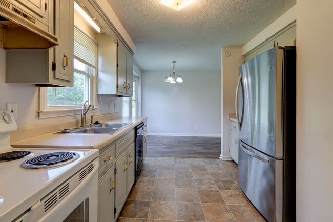 Building Photo - 204 Bob White Dr