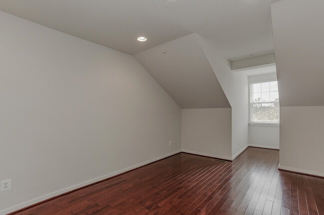 Building Photo - Gorgeous Townhome/Great Location!