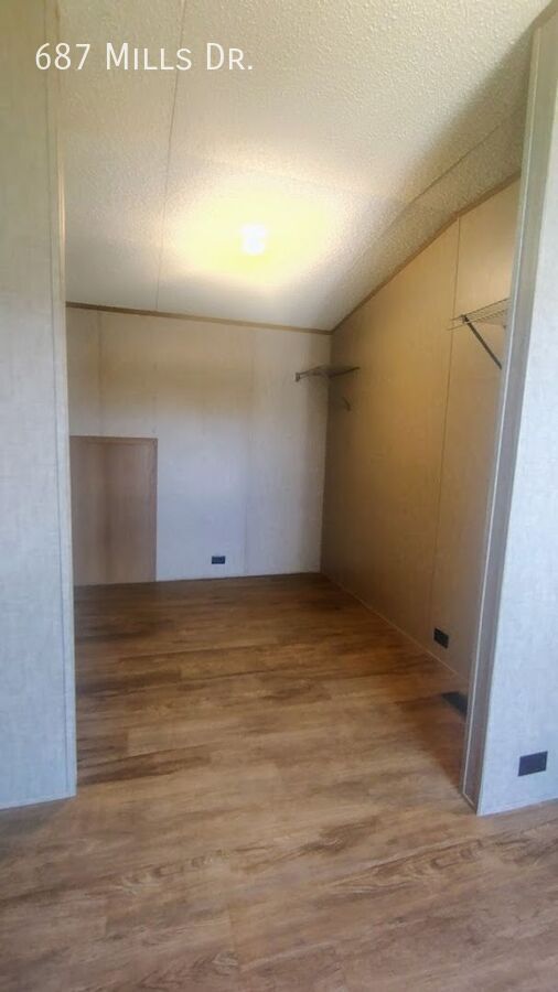 Building Photo - 687 W Mills Dr