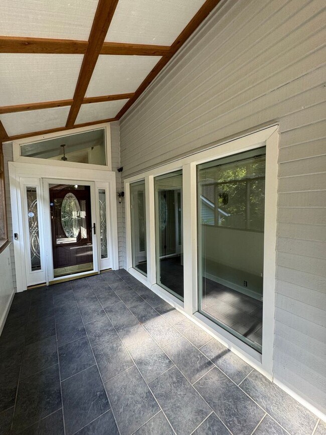 Building Photo - 3/4 Bedroom Single Family Home right off M...