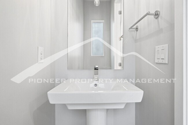 Building Photo - Gorgeous Townhome with Central AC and Rooftop Deck