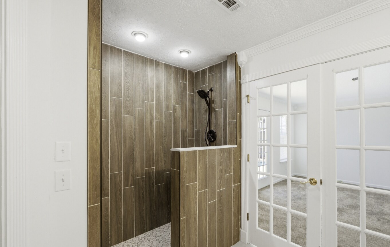 Building Photo - 2162 Saint Martins Dr E