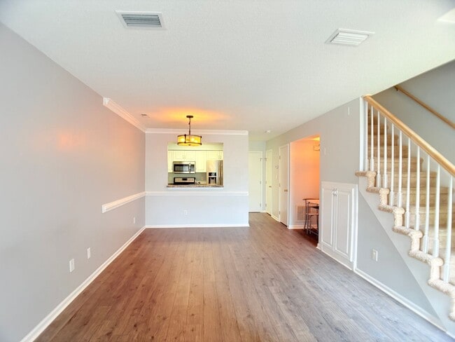 Building Photo - Move in Ready 2 bedroom condo Prime location