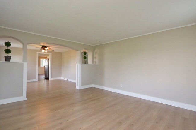 Building Photo - 2757 School Dr