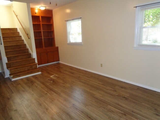 Building Photo - House for Rent-Country Club Area