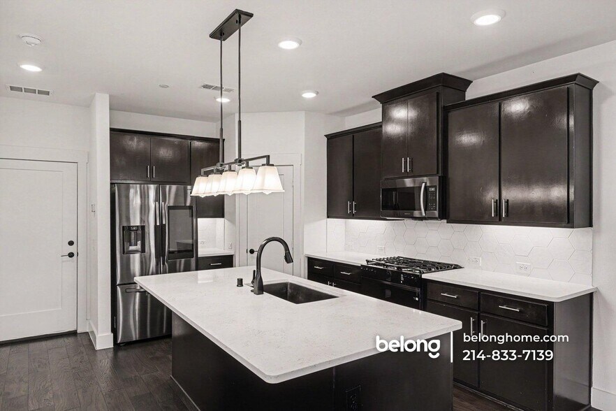Building Photo - 860 Bandera Ct