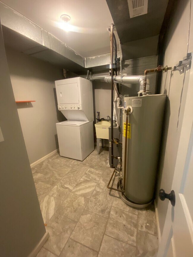 Building Photo - 103 Cooper Place - 2 Bedroom - 2.5 is a St...