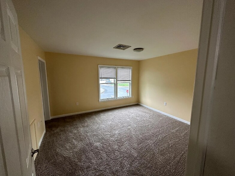 Building Photo - 203 Poplar Dr