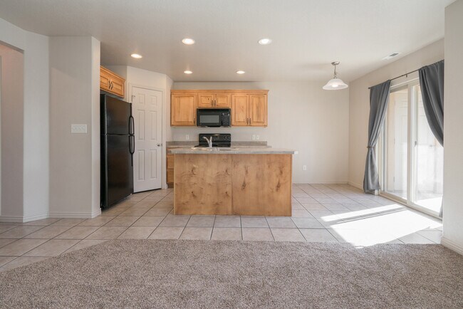 Building Photo - Hidden Valley Townhome Available -  Most utilities included!