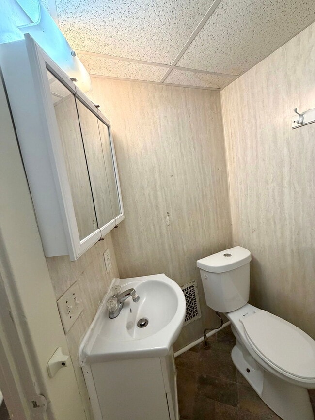 Building Photo - 631 E Madison St