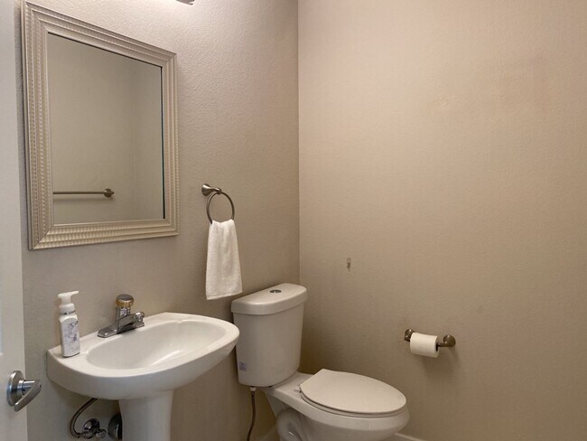 Building Photo - Must See 2/2.5 Condo in Pointe South Mount...