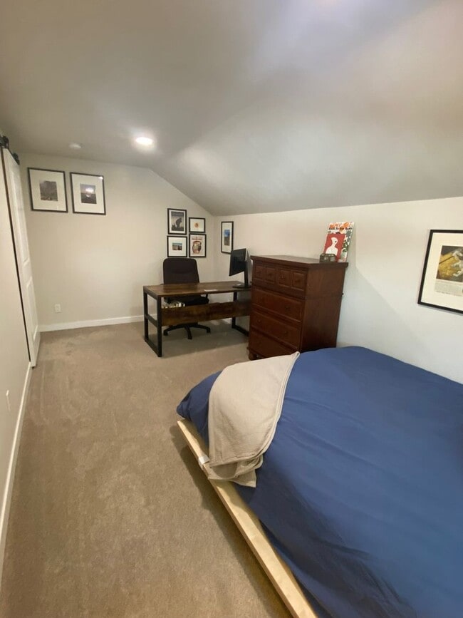 Building Photo - Charming 2-bed, 1-bath home in Sunnyside neighborhood, with private fenced backyard.