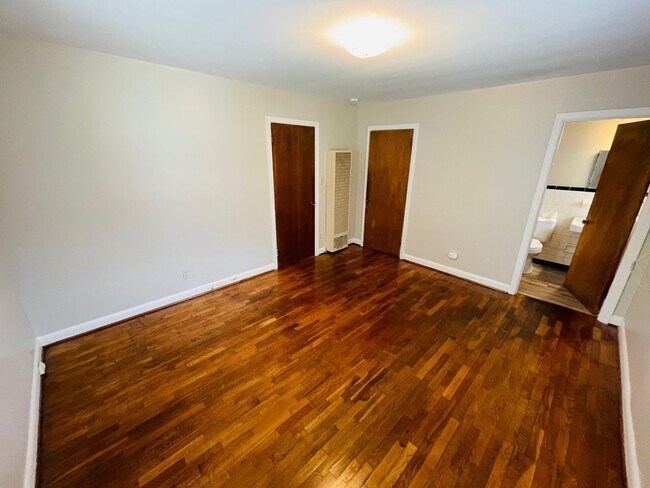 Building Photo - 1BR by UNC-G with Free Parking!