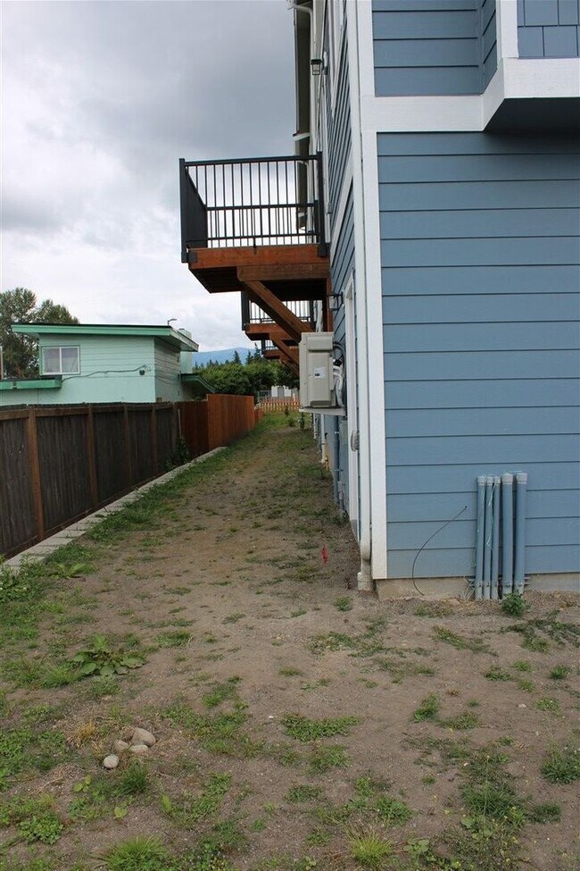 Building Photo - 2 bedroom 2 bathroom Brand New Triplex!