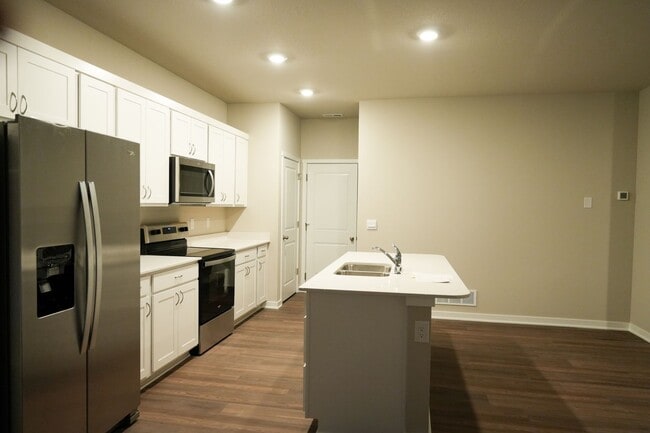 Building Photo - Available April 1st!! Townhome!! Near to I...