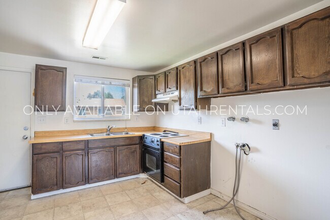 Building Photo - 1050 W 1050 S