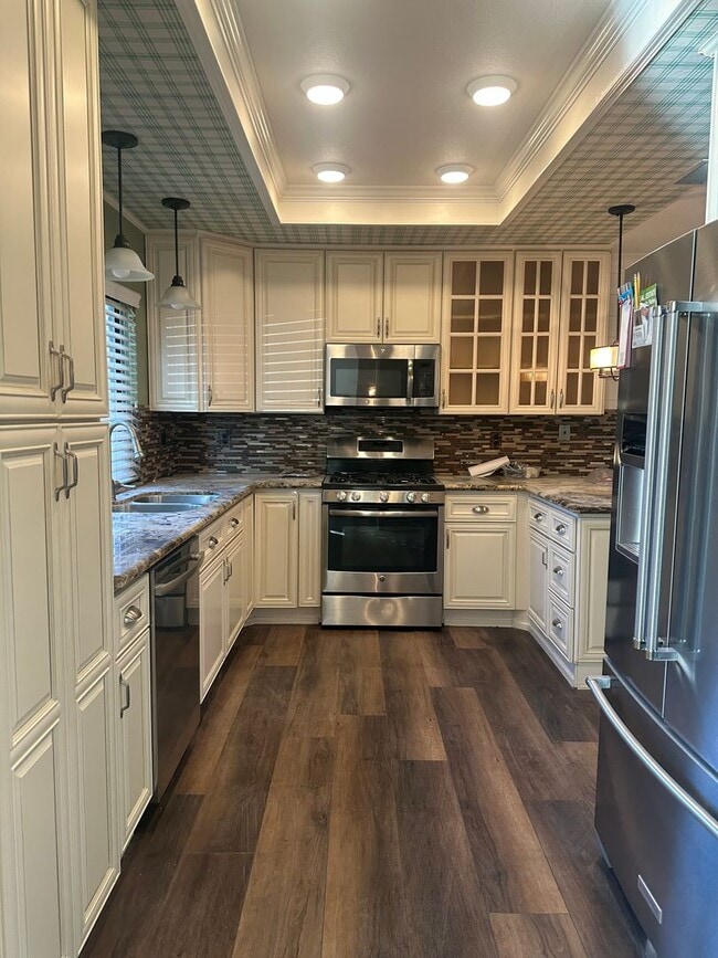 Building Photo - JUST LISTED! Single-Story Condo