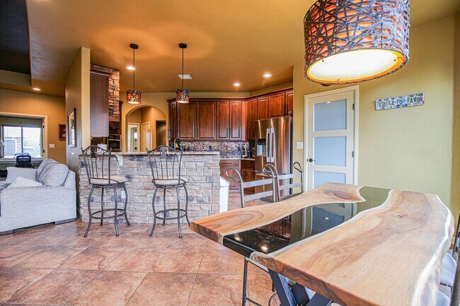 Building Photo - Beautiful 4 Bed 2 Bath - Dogs Allowed!