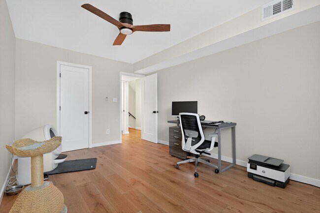 Building Photo - 2 bed 1 bath condo for rent in Rockville