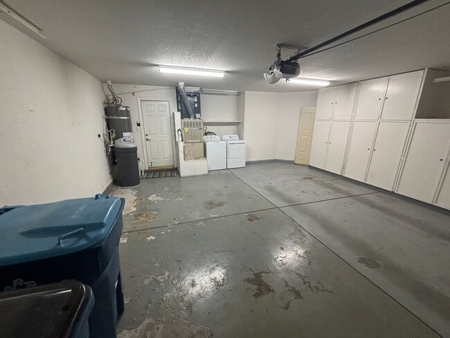 Building Photo - Beautiful 3 bed 2.5 bath townhouse in Spanish Trails!