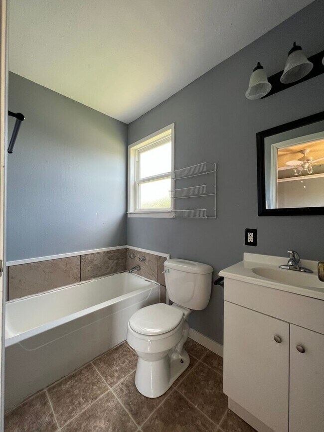 Building Photo - 3 bedroom 2 bath home with bonus room in O...
