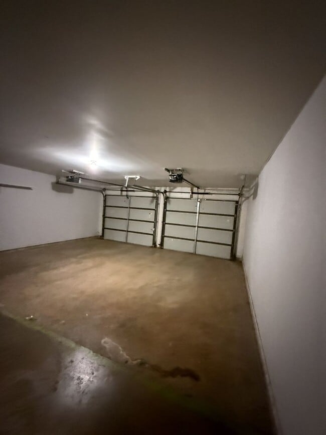 Building Photo - 3128 Sunset Dr