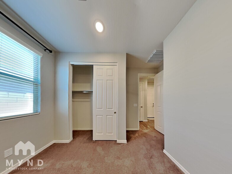 Building Photo - 15093 W Latham St