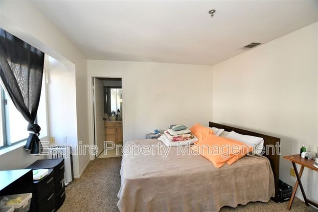 Building Photo - 807 S B St