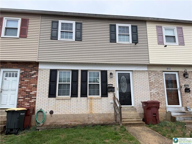 Building Photo - 815 Fernhill Ln