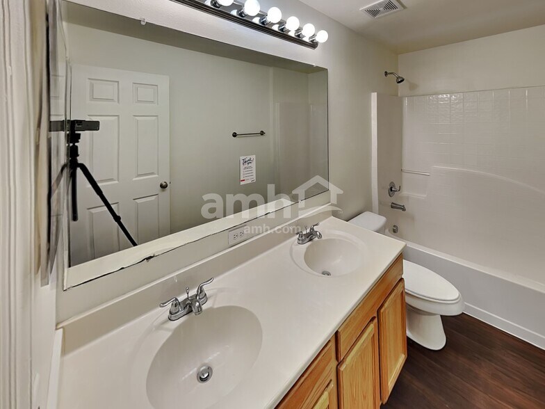 Building Photo - 5523 Ashleigh Park Dr
