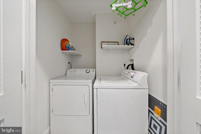 Building Photo - 1517 Latona St