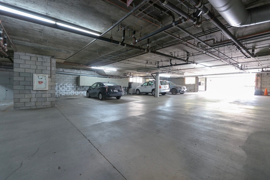 Building Photo - 1328 S Bundy Dr