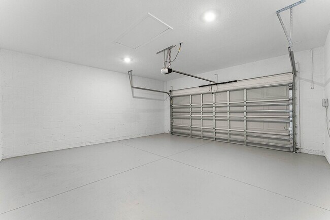 Building Photo - Available on July 10! Solar panel Spacious 3 bedroom house with all appliances included.
