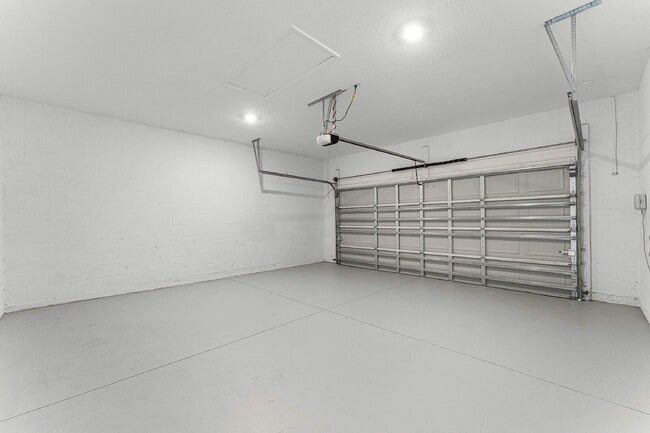 Building Photo - Solar panel Spacious 3 bedroom house with all appliances included.