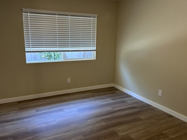 Building Photo - 1557 Southwood Dr