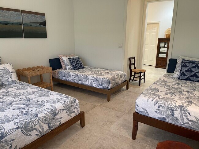 Building Photo - 1102-1102 Olani St