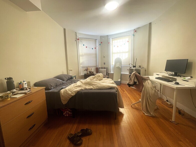 Building Photo - 1914 Beacon St