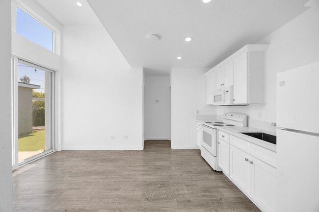 Building Photo - 572 N Cambridge St