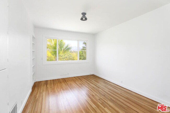 Building Photo - 150 Anita Dr