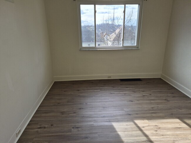 Building Photo - 1410 Beechview Ave