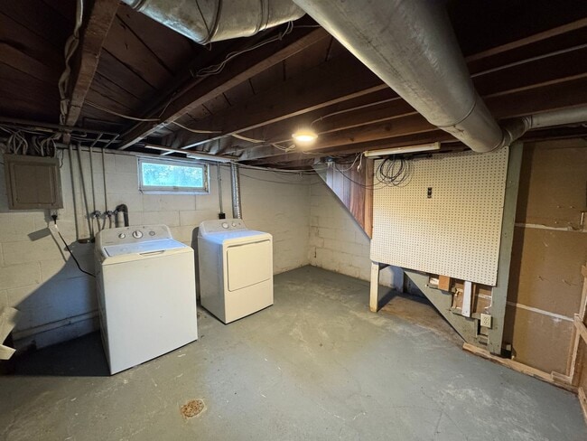 Building Photo - 2 bedroom, 2 bath house located near water...